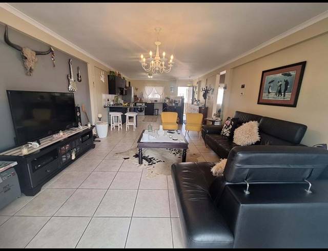 2 BEDROOM APARTMENT FOR SALE IN HARTENBOS CENTRAL